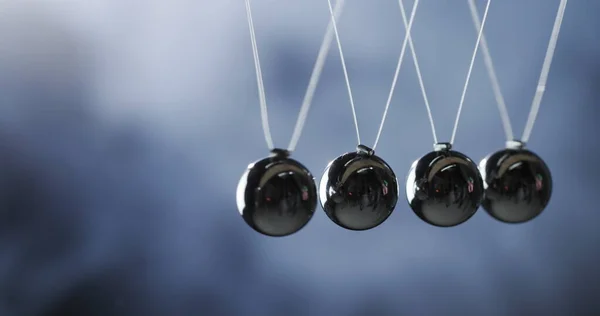 Newtons pendulum - demonstrates the law of energy conservation, momentum is transmitted from one ball to another — Stockfoto