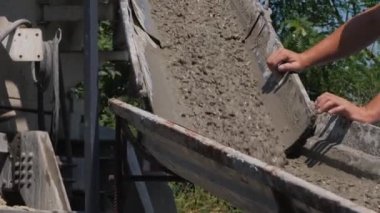 Foreman kanaldaki sıvı beton akışını kontrol ediyor.