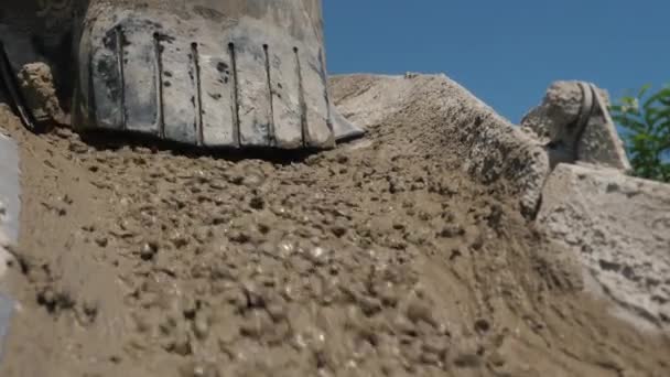 Powerful construction equipment - concrete concrete delivers concrete to the construction site — стоковое видео