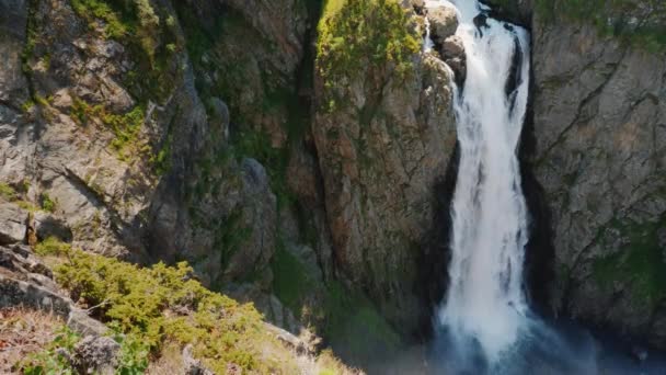 Ünlü şelale Voringsfossen Norveç'te. İskandinav doğanın etkileyici güzelliği — Stok video