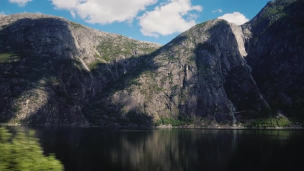 Фьорд и горы - природа Норвегии, вид из окна автомобиля — стоковое видео