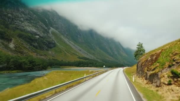 Bil resa i Norge, kör på en naturskön väg bland bergen — Stockvideo