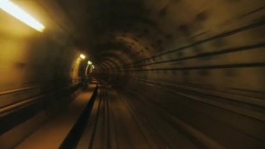 Tünele dikkat et, ilk metro vagonuna bin.