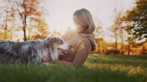 Ung Kvinde Hviler Park Ved Siden Hende Hendes Hund Den – Stock-video