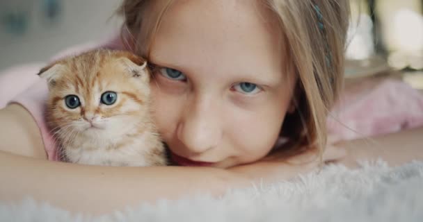 Portret Van Een Schattige Baby Met Een Gember Kitten Kijkend — Stockvideo