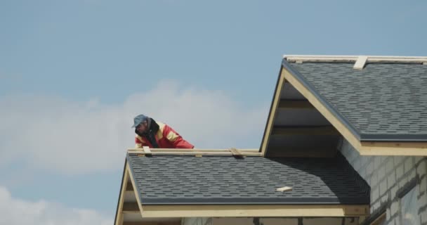 建築家は家の屋根に取り組んでいます 帯状の敷設 — ストック動画