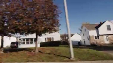 Buffalo, ABD 'de bir cadde boyunca araba penceresinden sokağa tipik evlerin olduğu manzara.