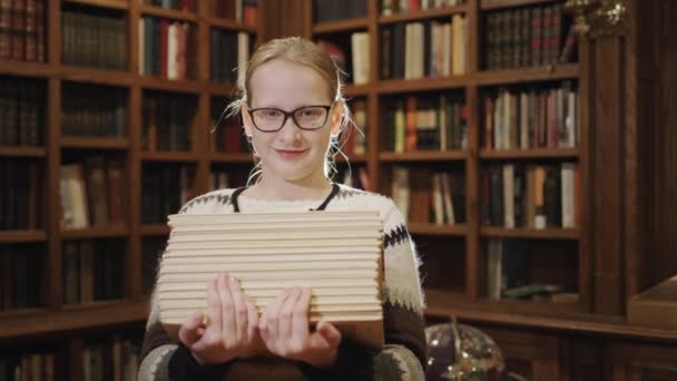 Portret Van Een Jarig Meisje Met Een Leerboek Staat Tegen — Stockvideo