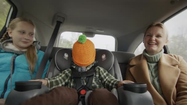 Весела Компанія Мати Двома Дітьми Подорожує Машині Розважається Разом — стокове відео
