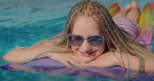 Porträt Eines Mädchens Mit Afro Zöpfen Schwimmt Auf Einer Aufblasbaren — Stockvideo