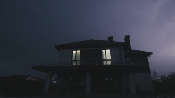 现代村舍上空雷电交加的风暴 — 图库视频影像