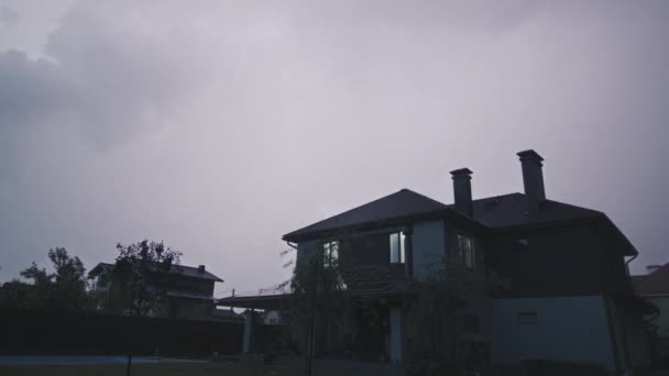 Tempestade Com Trovões Relâmpagos Sobre Casa Campo Moderna — Vídeo de Stock