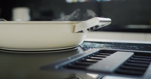 Yemek Modern Indüksiyon Elektrikli Sobayla Pişiriliyor Kaput Buharı Emiyor — Stok video