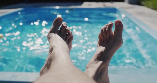 Homem Está Relaxando Beira Piscina Pernas São Visíveis Quadro — Vídeo de Stock