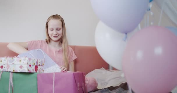 Dítě Raduje Narozeninových Dárků Objímá Krabice Dárky — Stock video