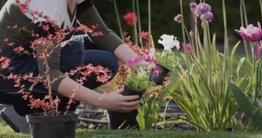 Bahçesinde çalışan orta yaşlı bir kadın..