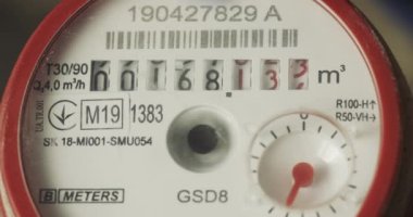 Su sayacı ev yapımı su tüketimini gösteriyor. 4km yakın çekim.