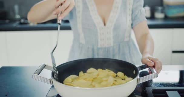 Attraente Giovane Donna Frigge Patate Una Moderna Stufa Elettrica Con — Video Stock