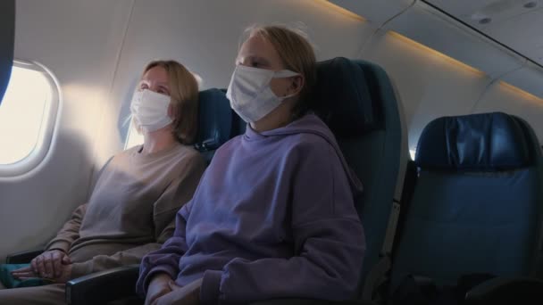 Familias Con Máscaras Protectoras Durante Largo Agotador Vuelo — Vídeos de Stock