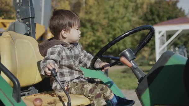 Asiatisk Unge Som Leker Bakom Ratten Gammal Traktor Gård — Stockvideo