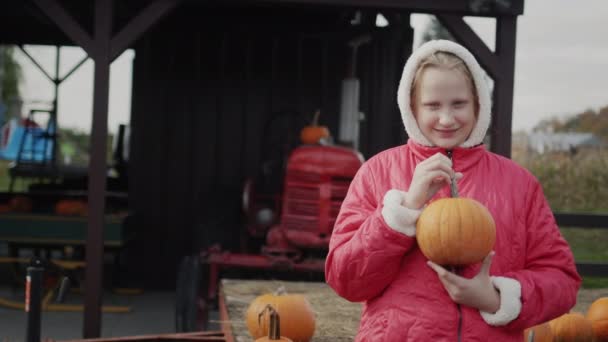Dítě Drží Dýni Stojí Farmě Poblíž Traktoru Podzimní Prázdniny Halloween — Stock video