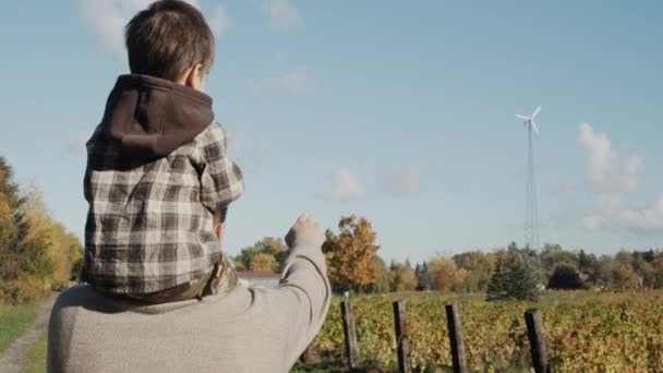 Père Paysan Montre Son Jeune Fils Leur Éolienne Installée Dans — Video