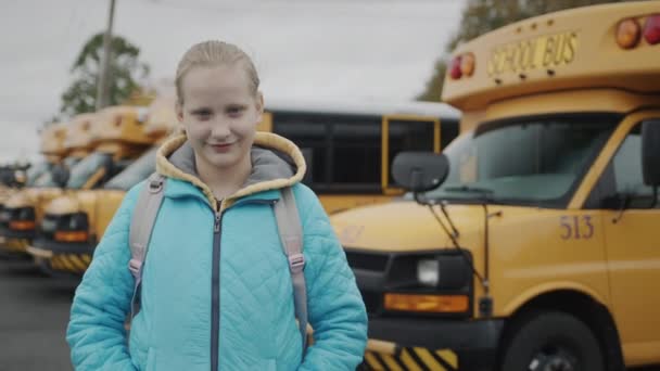Portrait Female Student Background Typical Yellow School Bus Vifeo — Vídeos de Stock