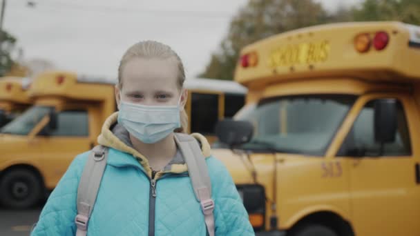 Una Studentessa Con Una Maschera Protettiva Sullo Sfondo Una Fila — Video Stock