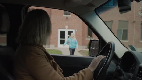 Mom Came Car Pick Her Daughter School Child Joyfully Runs — Stock videók
