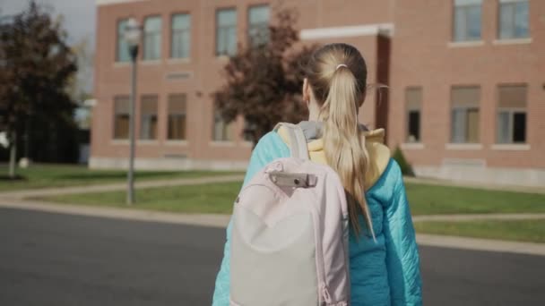 Seorang Anak Dengan Tas Berjalan Gedung Sekolah Amerika Serikat — Stok Video