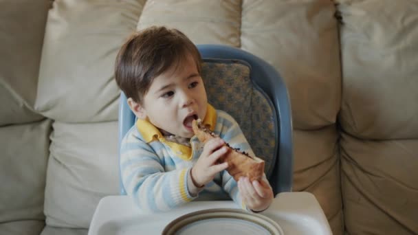 Asijské Dítě Pizzu Sedí Dětské Krmení Stůl — Stock video