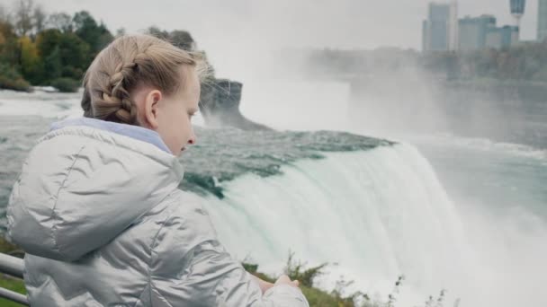 Child Ten Years Admiring Niagara Falls — ストック動画