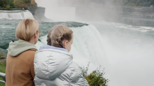 Mãe Filha Admiram Cataratas Niágara Lado Americano Cachoeira — Vídeo de Stock