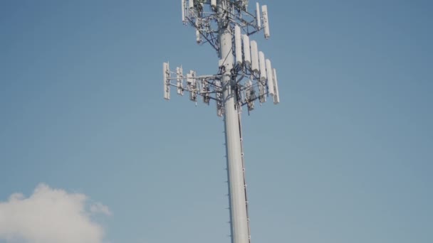 Mástil Con Antenas Celulares Contra Cielo Azul — Vídeos de Stock