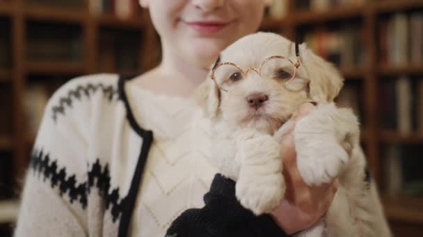 Twee Schoolkinderen Bibliotheek Zijn Een Meisje Een Puppy Met Bril — Stockvideo