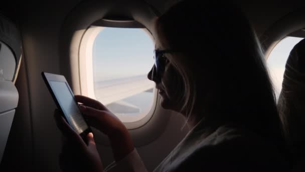 Mujer Joven Lee Libro Electrónico Vuelo — Vídeo de stock