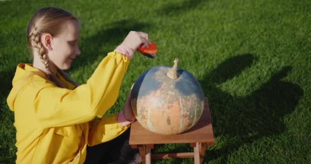 Uma Menina Anos Pinta Abóboras Prepara Jóias Para Helloween — Vídeo de Stock