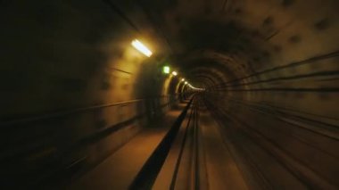 Metro'ya birinci şahıs bakış. Dairesel bir tünel hareketinde bir hipnotik etkisi yaratır. 4k video