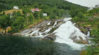 Norveç 'in Flam köyünde güzel bir şelale. 4k video