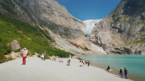 Turistas Todo Mundo Visitan Hermoso Glaciar Briksdal Noruega — Vídeos de Stock