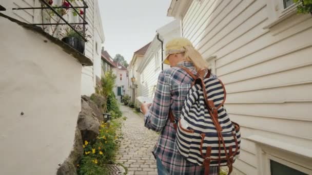 Tourist Map Her Hands Walking Narrow Streets Bergen Norway Holidays — Stock Video