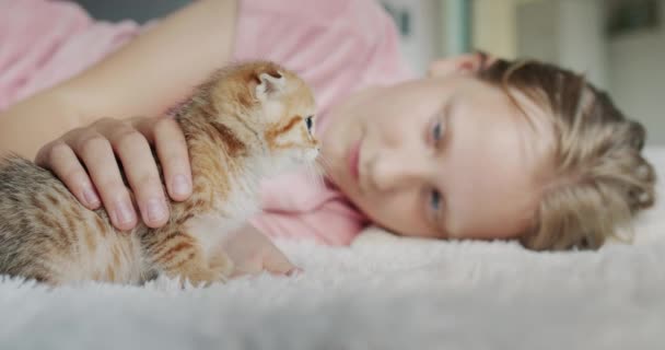 Dziewczyna Leży Podłodze Domu Obok Niej Jest Jej Zwierzak Czerwony — Wideo stockowe