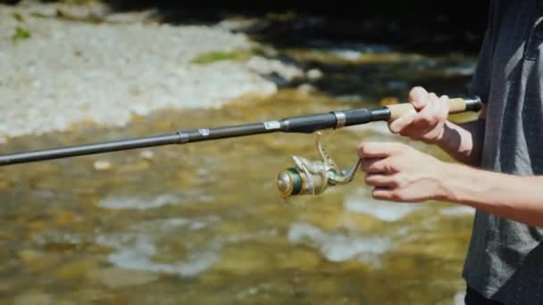 Ellerin Çerçevede Görünür Sadece Genç Bir Adam Küçük Bir Nehir — Stok video