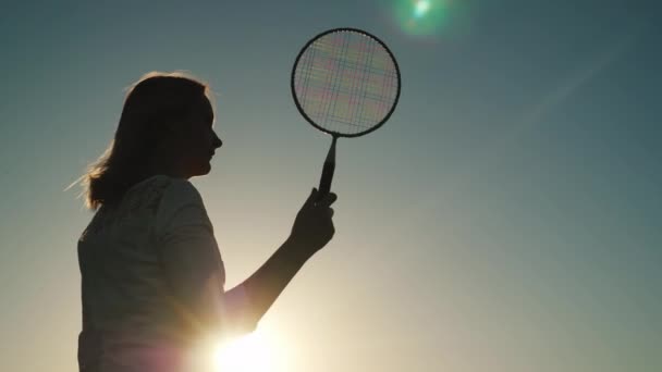 Jonge Vrouw Badminton Spelen Bij Zonsondergang Actieve Vakantie Openluchtspelen Concept — Stockvideo