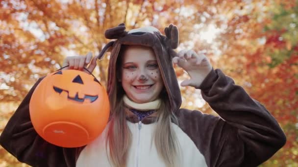 Portrait Child Deer Costume Basket Collecting Sweets Autumn Holidays Halloween — Vídeo de Stock