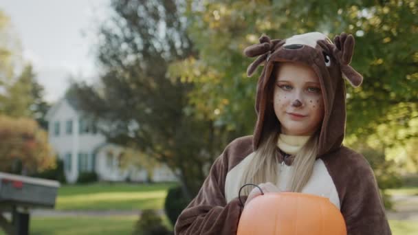 Portrait Child Dressed Reindeer Candy Basket Backdrop Typical American Houses — Stock videók