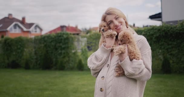 Portrait Pregnant Woman Puppies Her Hands Standing Backyard House — Vídeo de Stock