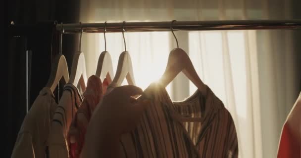 Dłonie Kobiet Układają Ramiona Sukienki Promieniach Zachodzącego Słońca — Wideo stockowe