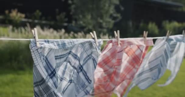 Влажные Рубашки Высохнуть Бельевой Веревке Ветру — стоковое видео