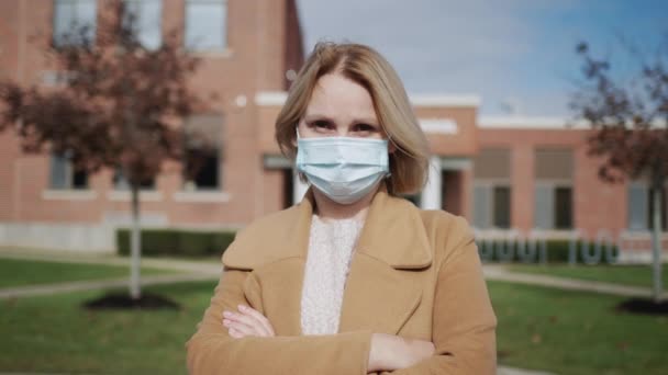 Portret Van Een Gemaskerde Leraar Voor Een Schoolgebouw — Stockvideo